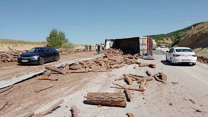 Sivas'ta tomruk yüklü kamyon devrildi: 1 ölü 1 yaralı