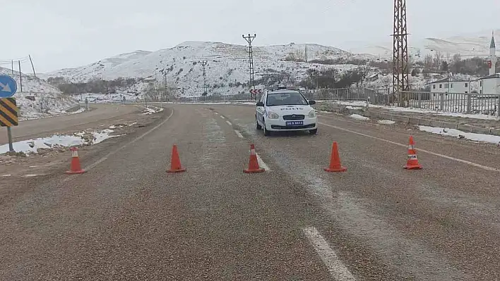 Yoğun kar yağışı ve tipi ulaşımda aksamalara neden oldu