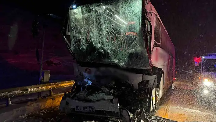 Yolcu otobüsü park halindeki tıra çarptı