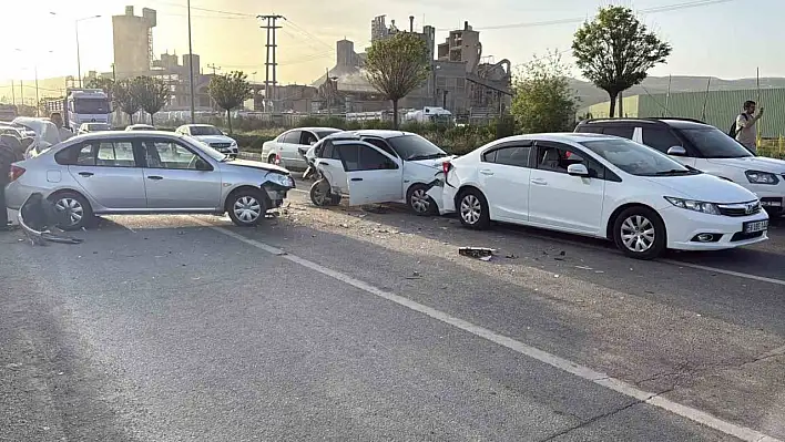 Sivas'ta zincirleme trafik kazası: 4 Kişi yaralandı