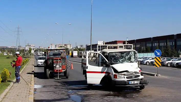 Son Dakika... OSB'de Kamyonetler çarpıştı