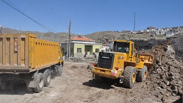 Soysallı Mahallesinde metruk ev temizliği