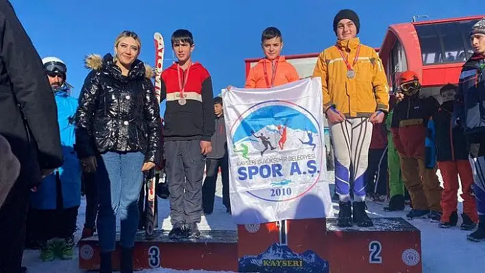 Spor A.Ş'nin minik kayakçılarından önemli dereceler