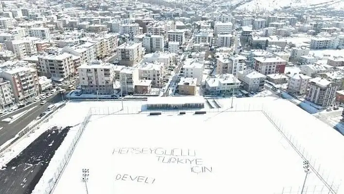 Stada 'Her şey güçlü Türkiye için' yazdılar