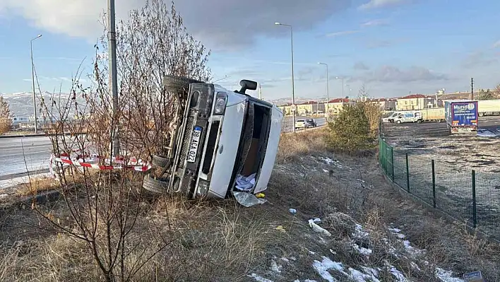 Buzlanma nedeniyle su yüklü minibüs devrildi