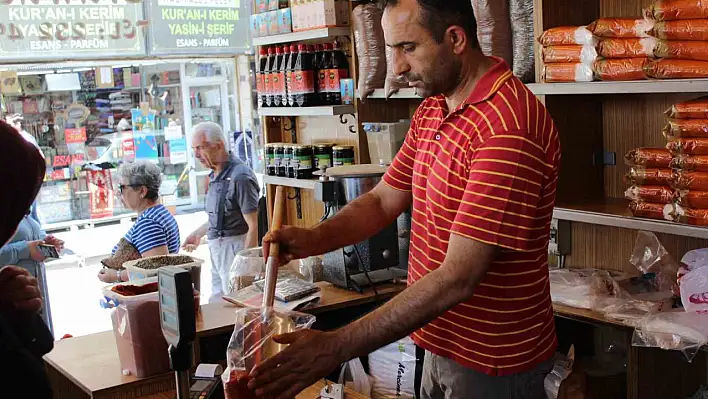 Sucuk içini yoğururken dikkat: Su koymak ekşime ihtimalini yükseltiyor!