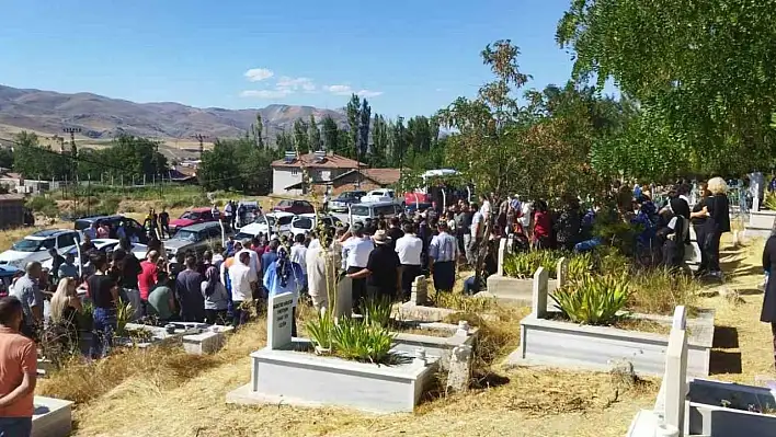 Suda boğulan çocuk son yolculuğuna uğurlandı