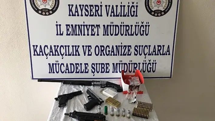 Şüphe üzerine arama yapılan araçta Uzi marka silah ele geçirildi
