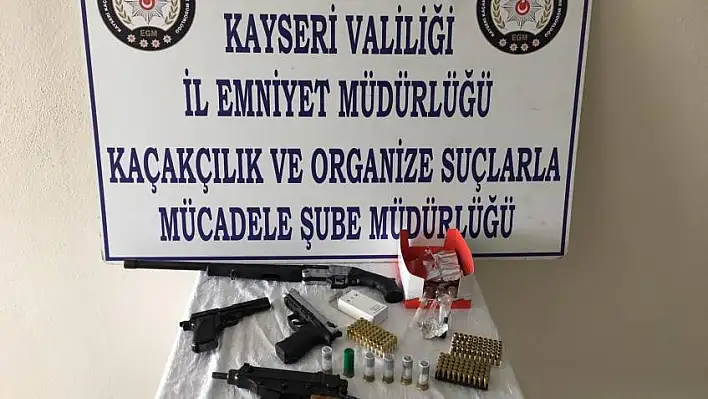 Şüphe üzerine arama yapılan araçta Uzi marka silah ele geçirildi