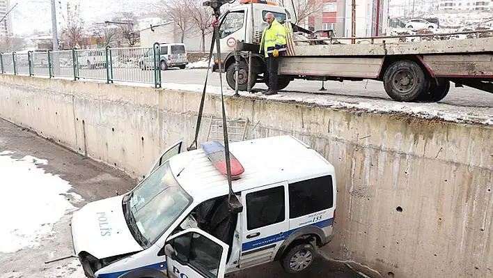 Şüpheli aracı kovalayan polis otosu kanala düştü: 2 yaralı
