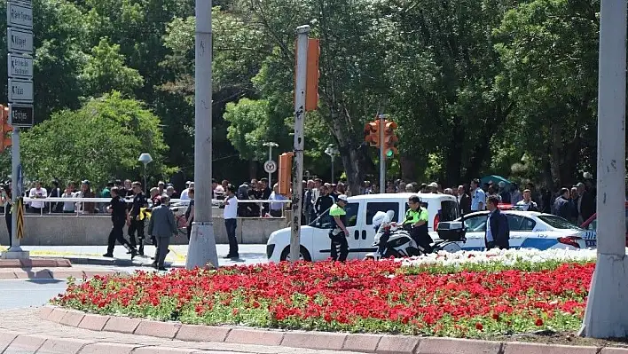 Cumhuriyet Meydanı'nda şüpheli paket alarmı!