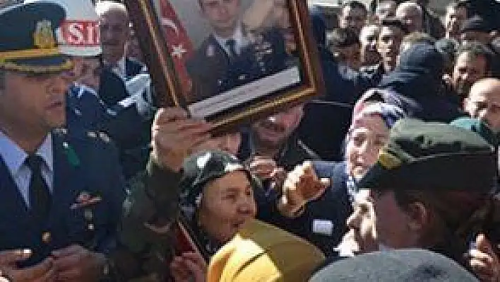 SUR ŞEHİDİ SON KEZ BABA EVİNE GETİRİLDİ 