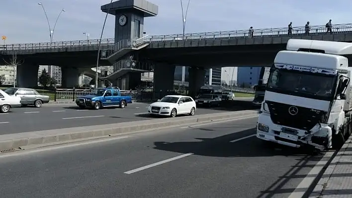 Sürücüsü kalp krizi geçiren tır, köprü ayağına çarptı