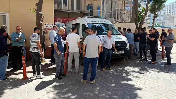 Taksiye çarpmamak için direğe çarptı, yaşamını yitirdi