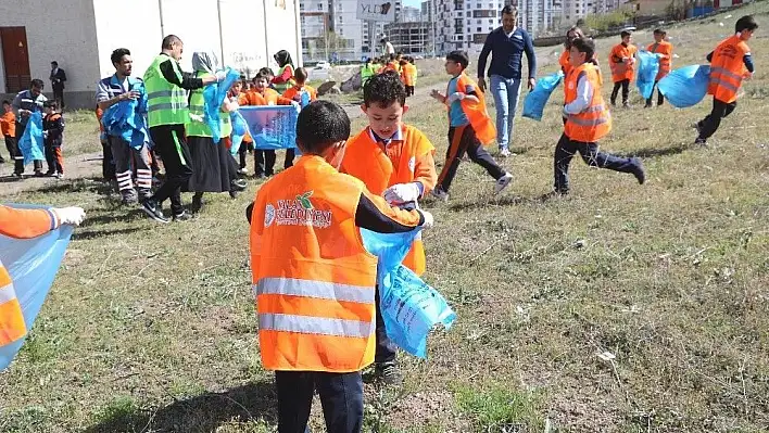 Talas Belediyesi Ve Öğrencilerden Çevre Temizliği
