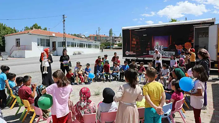 Gezici kütüphane Okuma Şenliğiyle çocuklar hem eğleniyor hem öğreniyor