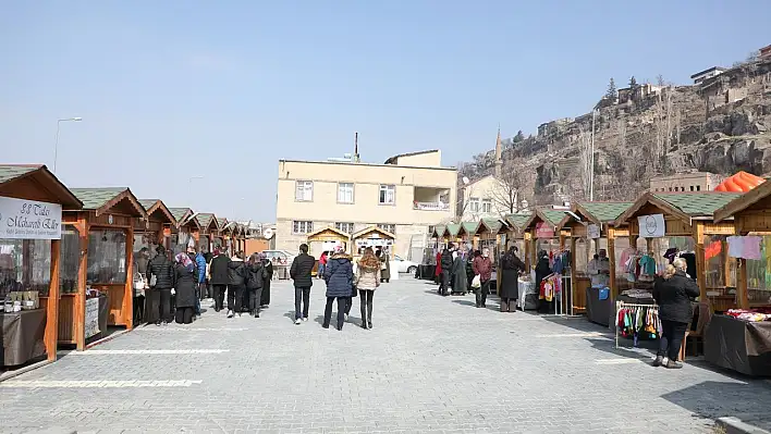 Talas'ın tarihi meydanda en renkli 'Pazar'