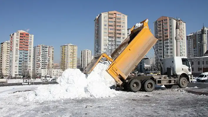 Talas'ta çocuklar için kar taşındı