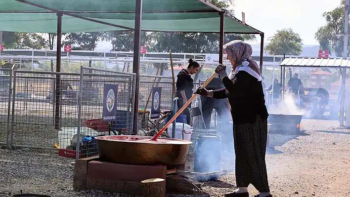 Talas'ta domatesler doğrandı, salçalar kaynamaya başladı