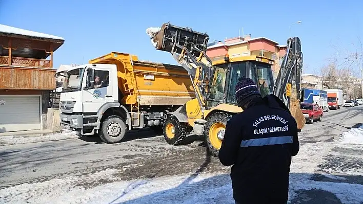 Talas'ta kar yığınları kaldırılıyor