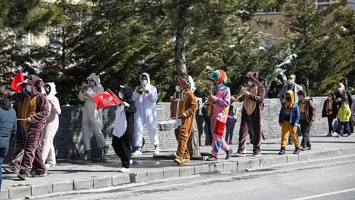 Talas'ta maskotlu bando takımı hafta sonuna damga vurdu