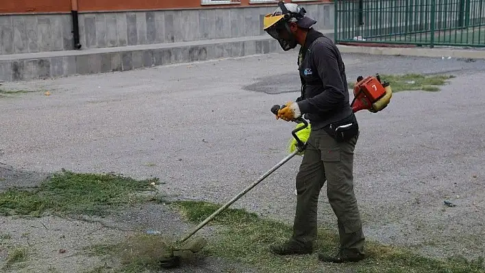 Talas'ta okulların bahçe temizliği yapıldı