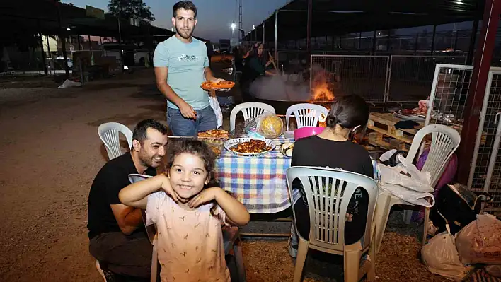 'Piknik havasında salçamızı kaynatıyoruz'