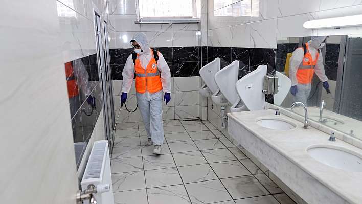 Talas'ta sınıflar ve tuvaletler dezenfekte ediliyor