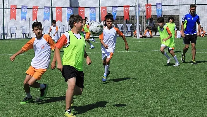 Talas'ta üçüncü futbol akademisi heyecanı
