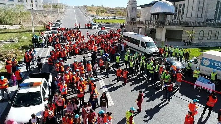 Talas'ta vatandaşlar Mevlana Mahallesi'ni temizledi