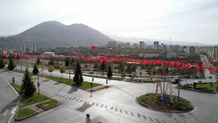 'Bütün kavşak ve caddeleri ay yıldızlı bayrağımızla donattık'