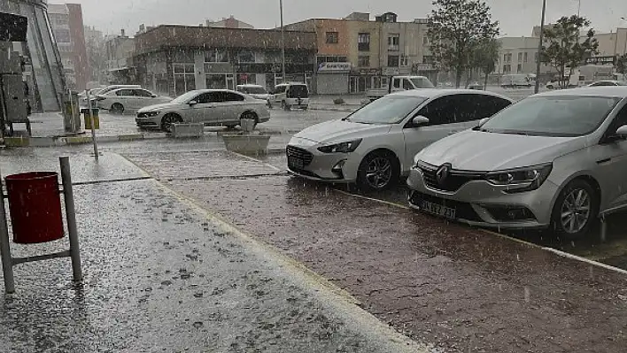 Talas yollarını seller bürüdü