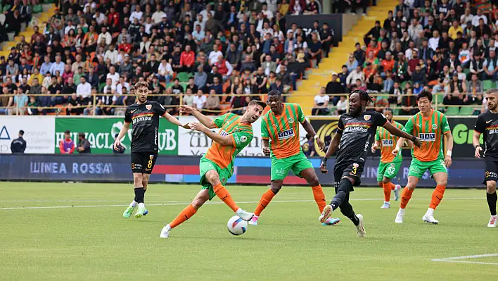 Talihsiz gol! İlk yarı sona erdi