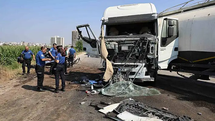 Karşı şeride geçen tanker otomobile çarptı! Kamyon yan devrildi