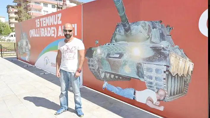 Tankın önüne yatan adam geliyor