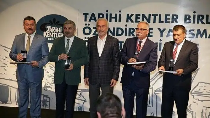 Başkan Çelik'e &quotKayseri Lisesi Milli Mücadele Müzesi" ödülü