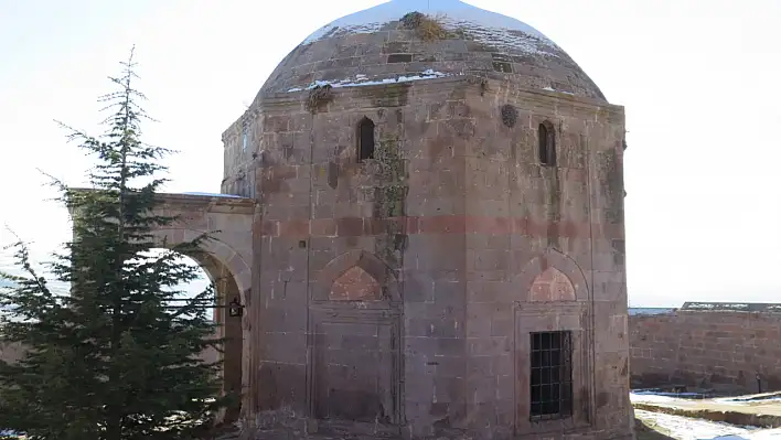 Tarihi külliyedeki eşsiz süsleme görenleri hayran bırakıyor