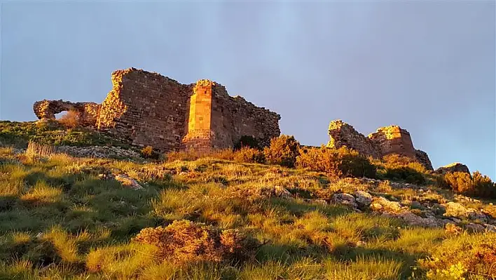 Tarihin kuşbakışı izleri ve büyüleyici doğa manzarasıyla ziyaretçilerini bekliyor