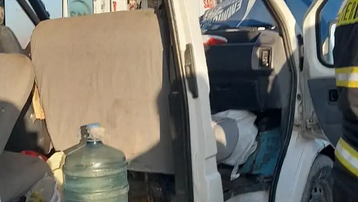 Tarım işçilerini taşıyan minibüs ile yakıt tankeri çarpıştı: 15 yaralı