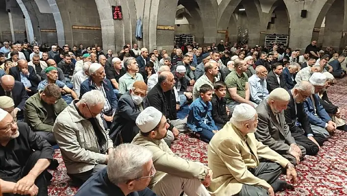Tarlalar boş kaldı: Köylüler umut için duaya durdu