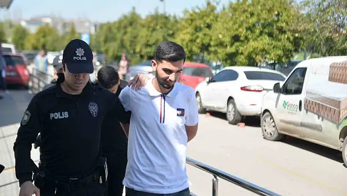 Şehir eşkıyaları, sürücüyü eşinin yanında dövüp aracını parçaladı!