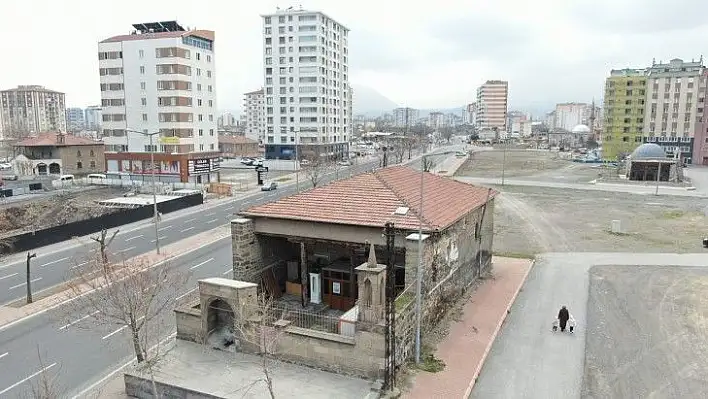 Tasmakıran Camii yıllara ve yeni yapılara meydan okuyor