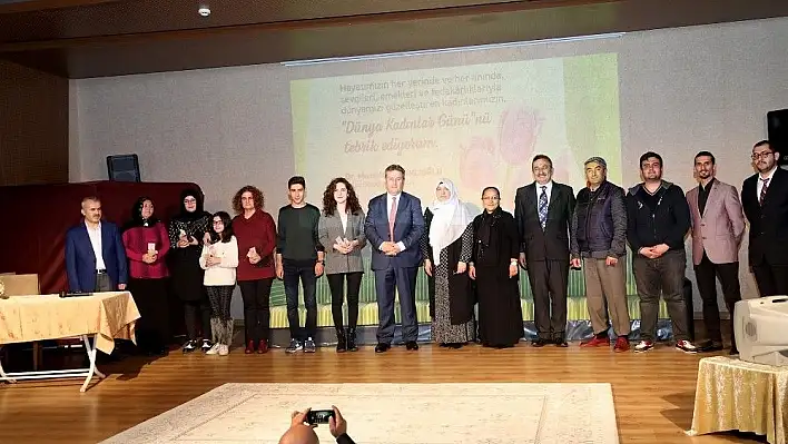 'Tek dişi kalmış teknoloji' oyunu sergilendi
