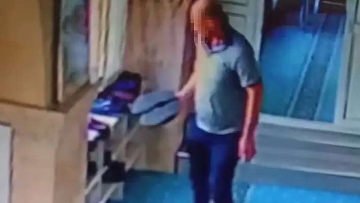 Tek tek incelediği ayakkabılardan beğendiğini çaldı!