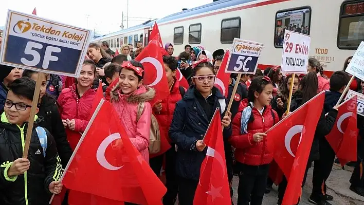 Tekden Cumhuriyet Eğitim Treni Sivas'a uğurlandı