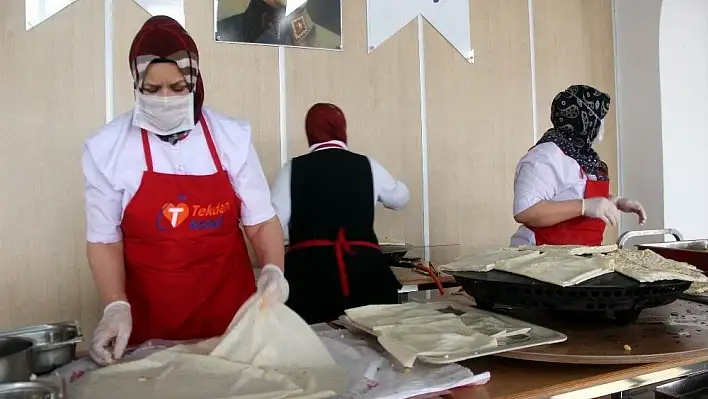 Tekden öğrencileri depremzedeler için etkinlik düzenledi
