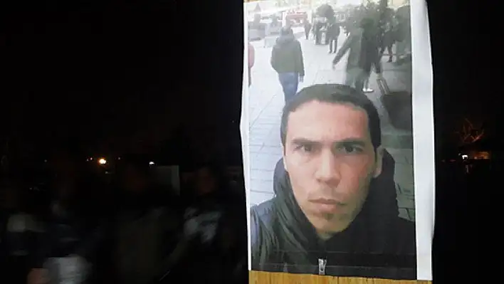 Teröristin fotoğrafı parklara asıldı 