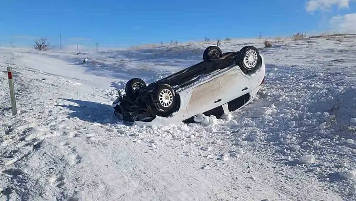 Ters dönen otomobildeki 1'i bebek 3 kişi yaralandı