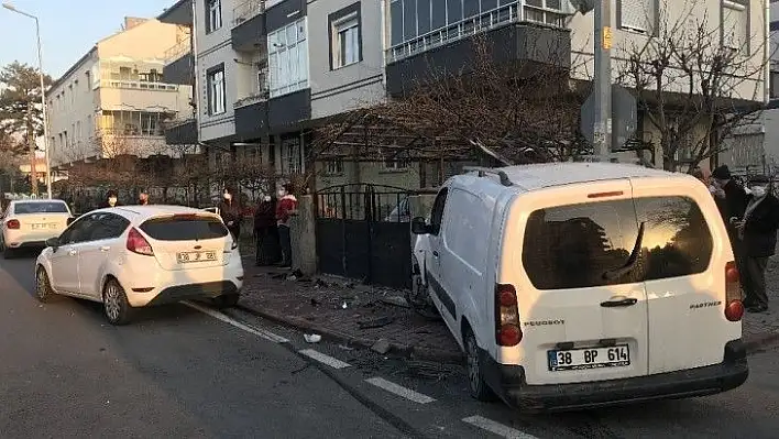 Ticari araç ile otomobil çarpıştı