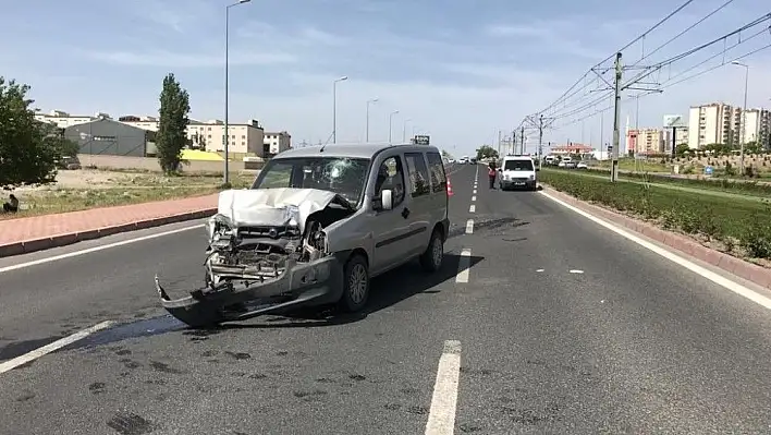 Ticari araç servise arkadan çarptı: 3 yaralı